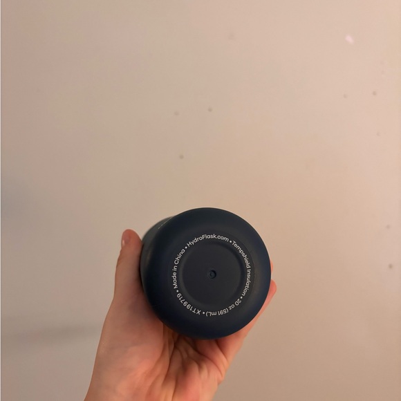 Hydro flask Water bottle - Picture 2 of 3